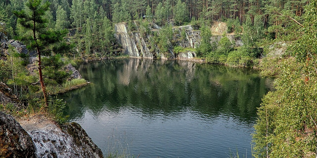 Озеро Тальков Камень: Затопленный карьер, ставший озером. Как добыча талька изменила ландшафт?