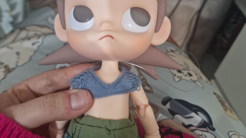 Начала вязать костюм на Zsiga от Popmart