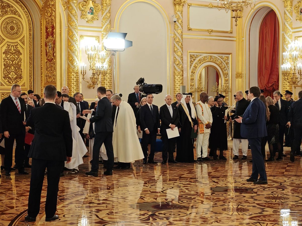     В Александровском зале Кремля проходит церемония вручения верительных грамот