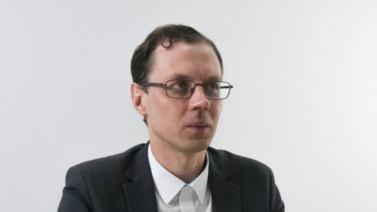 Кандидат физико-математических наук, доцент химико-технологического факультета, ведущий научный сотрудник Международного научно-исследовательского центра по теоретическому материаловедению Самарского политеха Артем Кабанов.