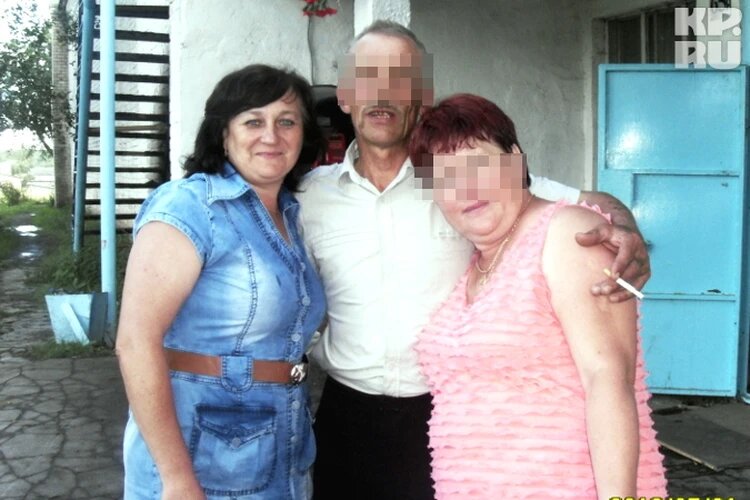 Глава сельской администрации Валентина Павлова (на фото слева) была убита уголовником, которого достали чиновники. Фото: предоставлено КП