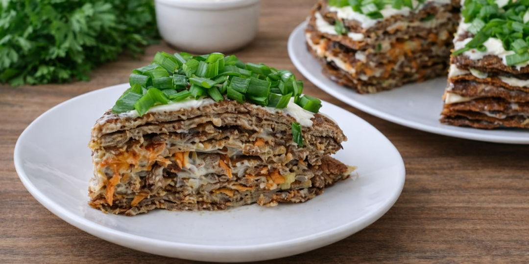 Печёночный торт — та самая закуска, которая всегда выглядит как праздник и исчезает со стола первой