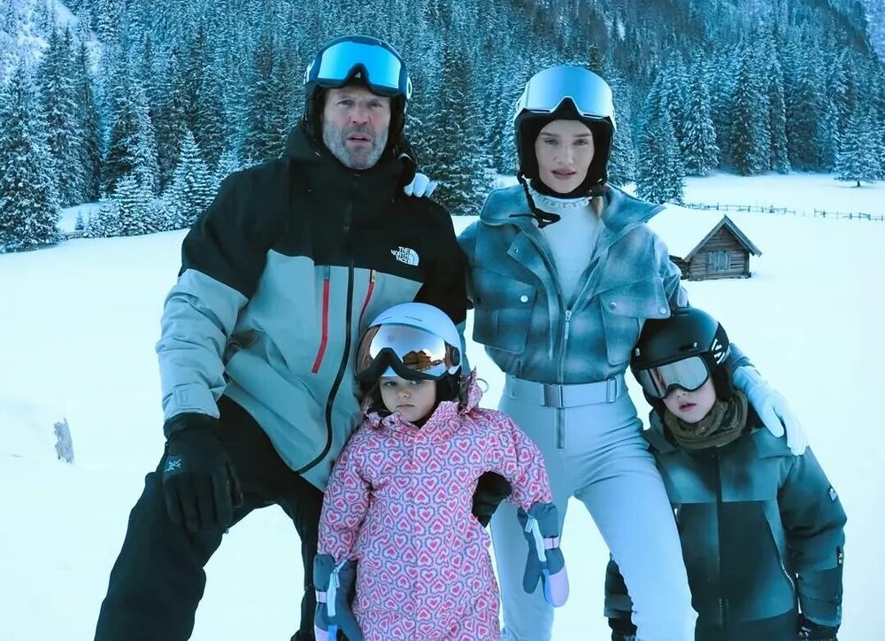    Рози Хантингтон-Уайтли и Джейсон Стейтем делятся редкими семейными кадрами на горнолыжном курорте