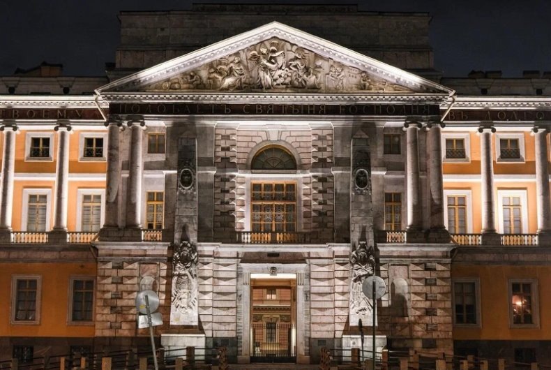 ВЕЧЕРНИЕ ПРОГУЛКИ ПО НАБЕРЕЖНОЙ ФОНТАНКИ СТАНУТ ЯРЧЕ