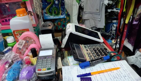 Рабочее место продавца магазина детских товаров. К нему прилагается еще несколько сканеров для считывания кодов.