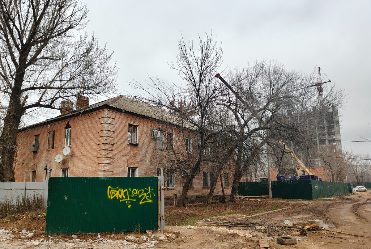 Живут на фоне стройки