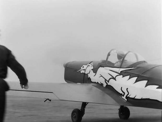 Титаренко возвращается на аэродром на трофейном Messerschmitt Bf. 109, который изображает Zlin-326