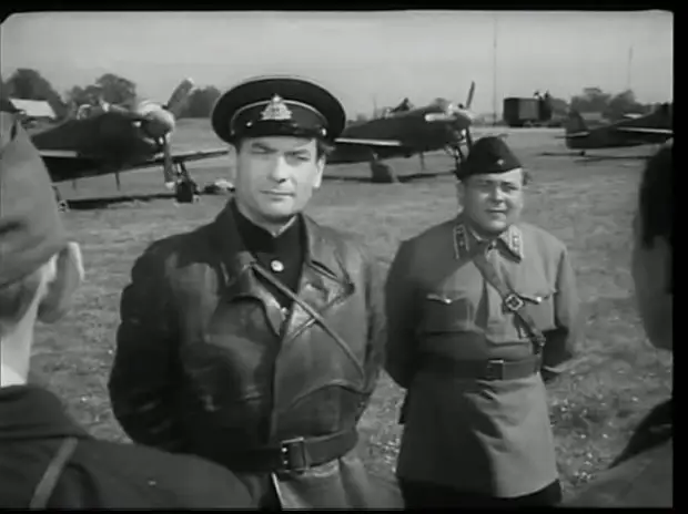 Одноместные Як-11 на заднем плане