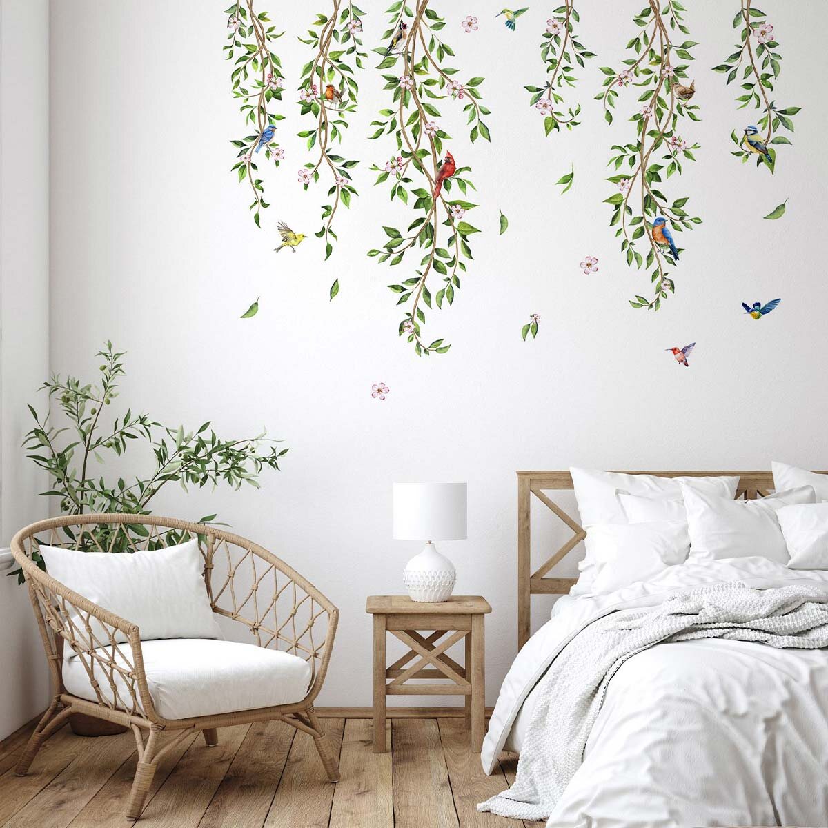 Пример интерьера спальни с сочетанием деревянных фактур, светлых облоев и интерьерных наклеек VEROL в актуальной зеленной гамме. Артикул на WB: 226506698.