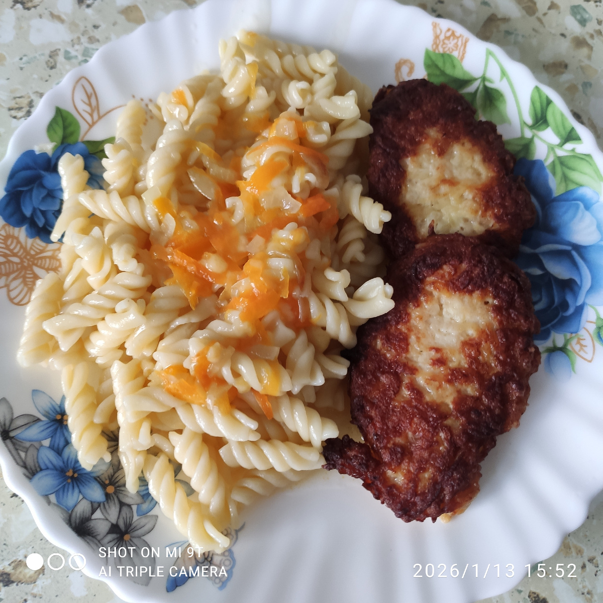 Макароны с котлетами 