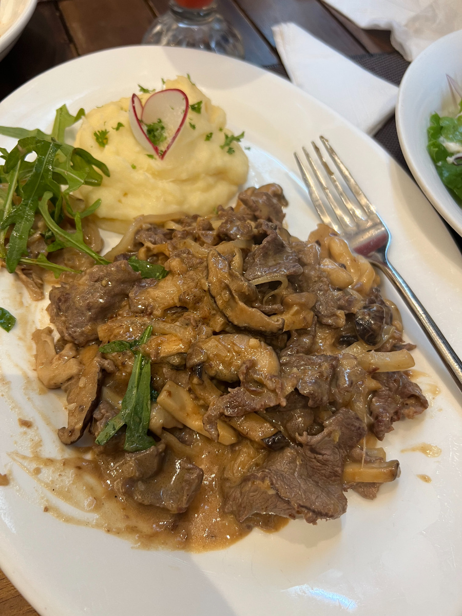 Бифстроганов с пюре 169 донгов.