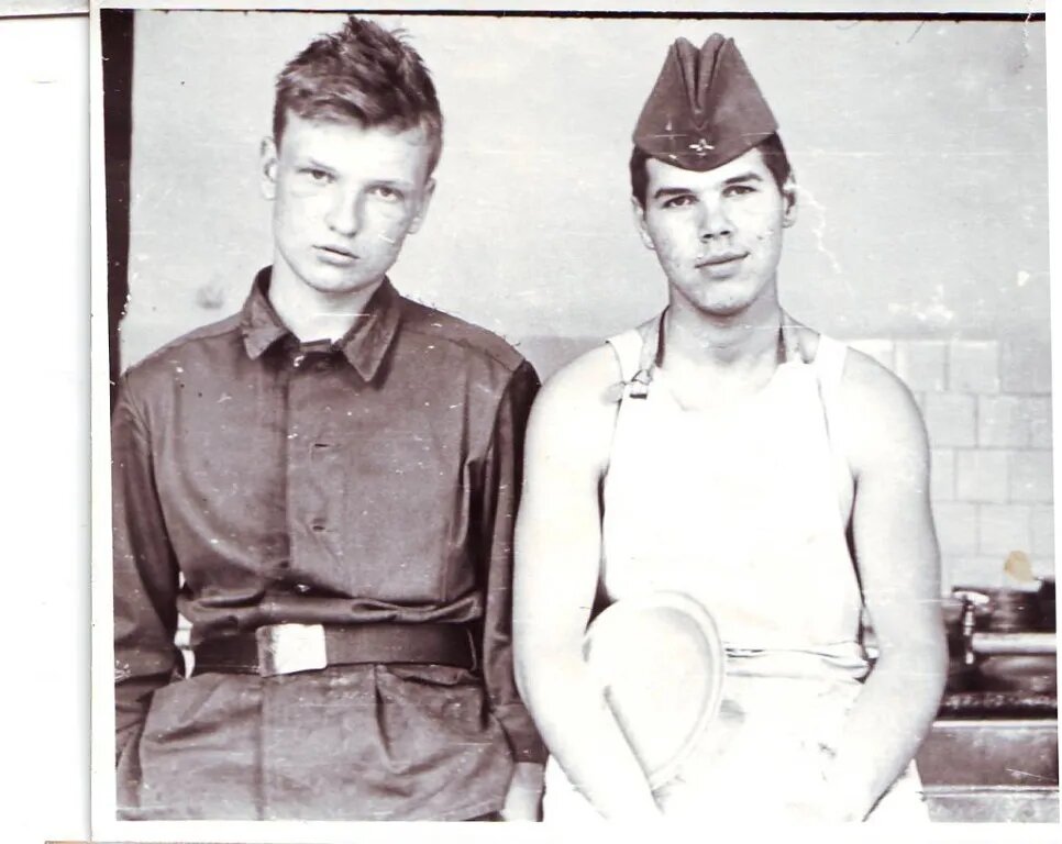 В наряде по столовой.