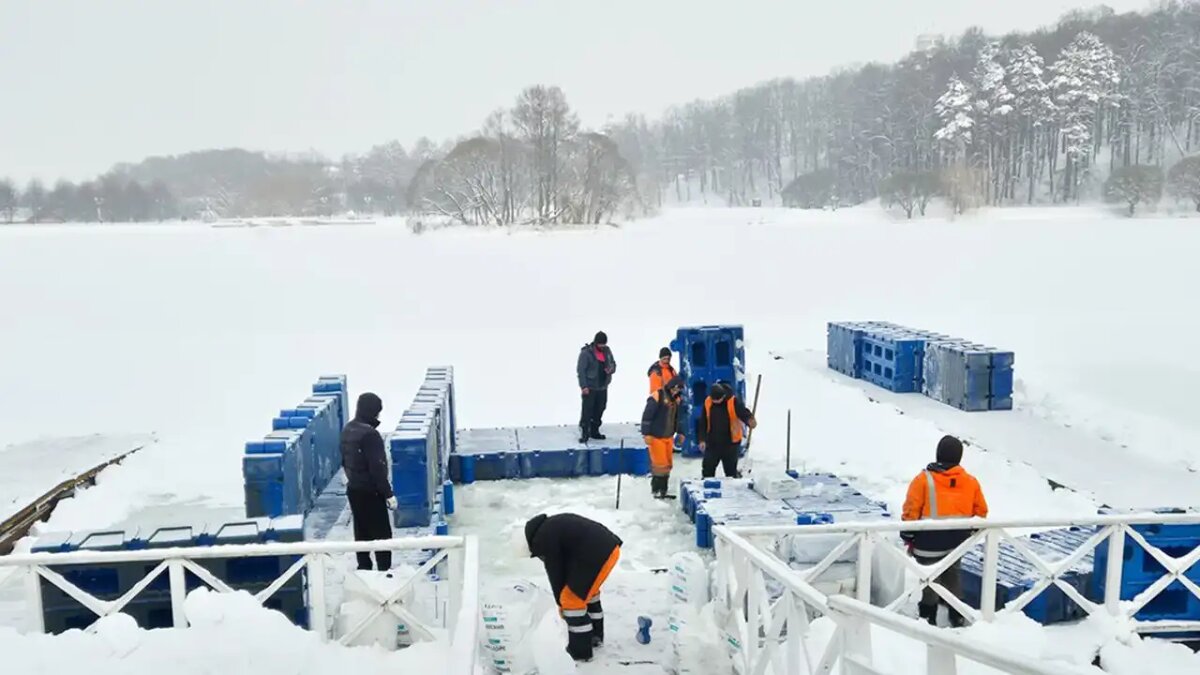    Подготовка купели. © АГН «Москва»