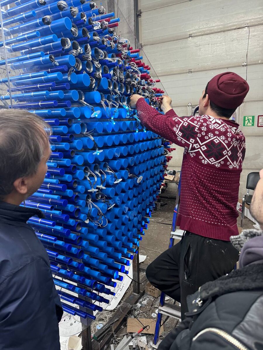 В этом логотипе использовано более 1000 металлических трубок разного диаметра и длины. 