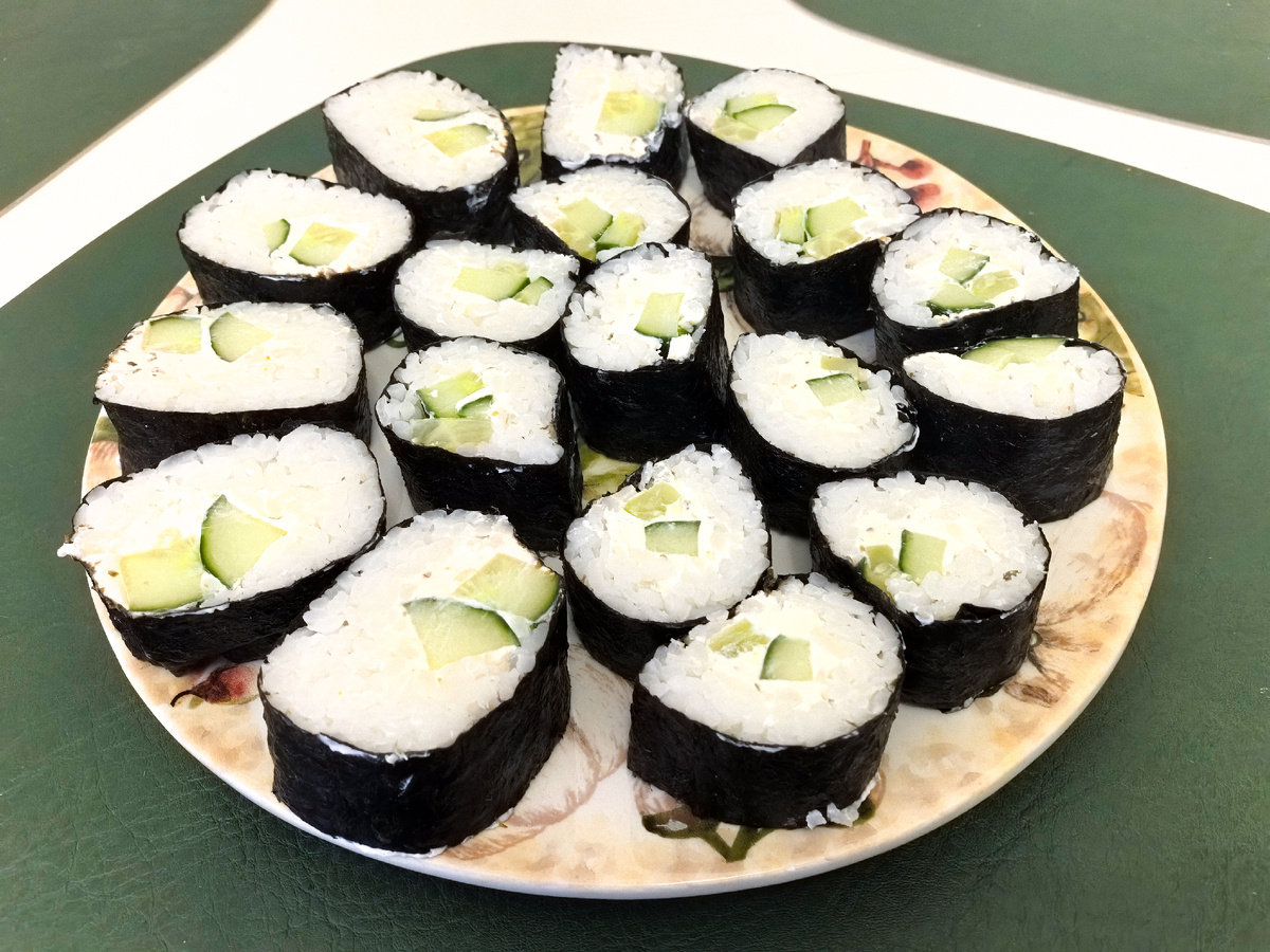 Остатки домашних роллов с творожным сыром и огурцом