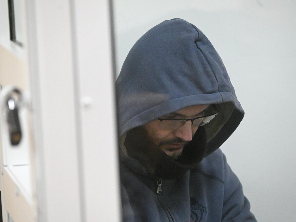    Пасынок рок-музыканта Стаса Намина Роман Ткаченко, обвиняемый в убийстве брата и бабушки, на заседании Московского областного суда | © РИА Новости / Кирилл Каллиников