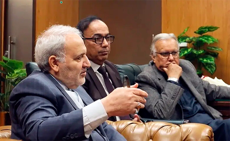 Реза Амири Могадам (слева). Фото с сайта Dawn