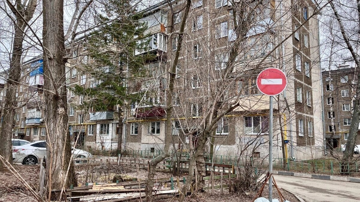    Рядом со сверкающим новым театром стояли ветхие, унылые пятиэтажки советского периода   inkazan.ru