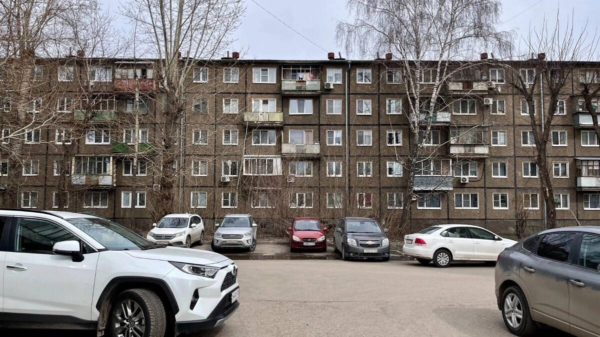    Рядом со сверкающим новым театром стояли ветхие, унылые пятиэтажки советского периода   inkazan.ru