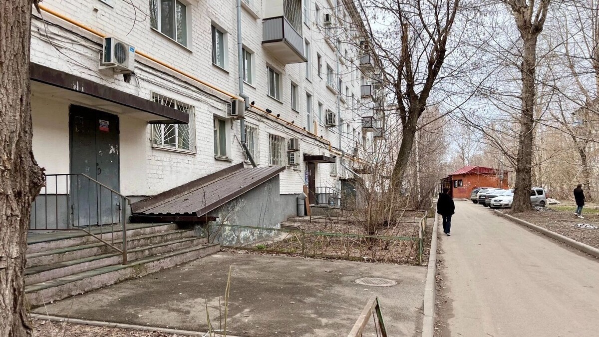    Рядом со сверкающим новым театром стояли ветхие, унылые пятиэтажки советского периода   inkazan.ru