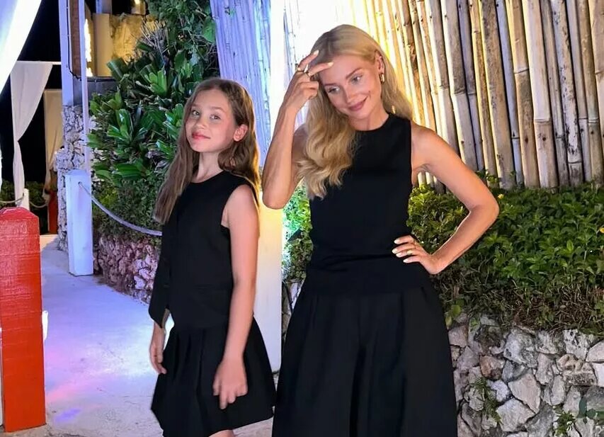    Кристина Асмус с дочкой отметили Новый год в одинаковых total black образах