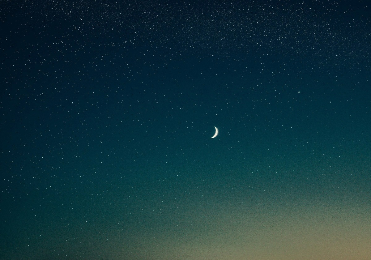 Лучше наблюдать за звёздами в новолуние: тогда спутник не отражает солнечный свет и не засвечивает небо. Поэтому видны даже тусклые звёзды. Фото: N Kamalov / Unsplash