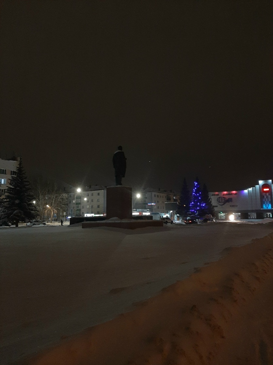 Ленин перед кинотеатром Мир