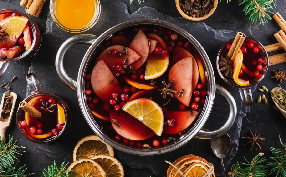 Процесс приготовления глинтвейна