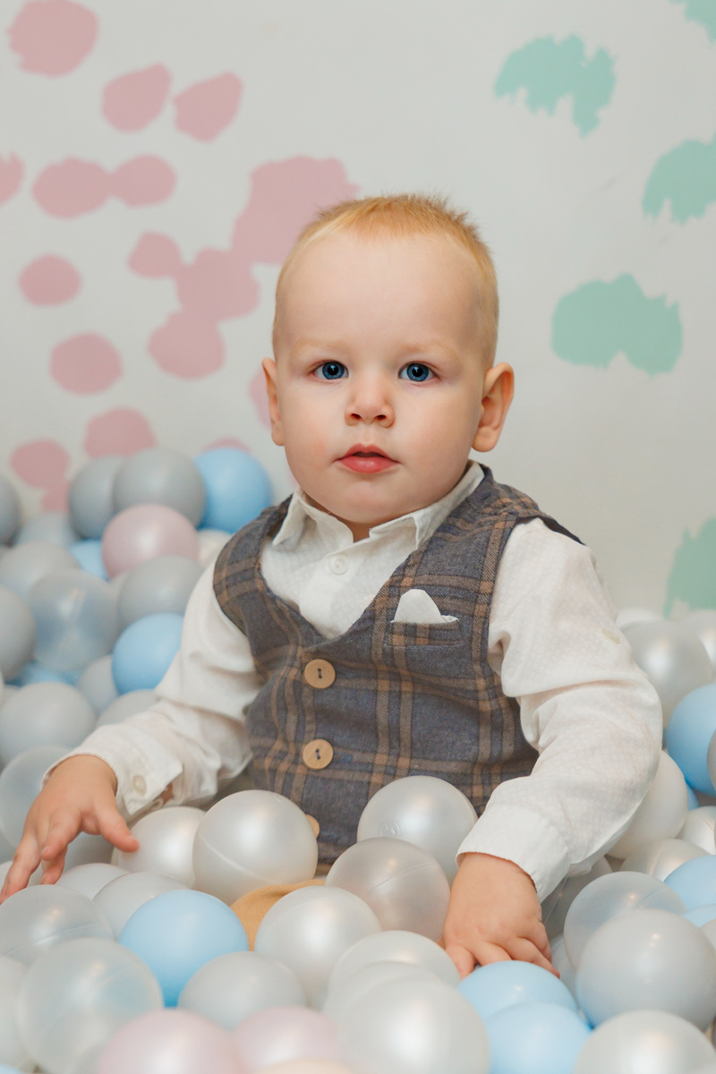 Коля на свой ДР в 2 года