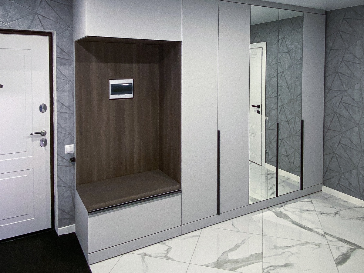 Шкаф на заказ - элегантный монолит цвета утреннего тумана с акцентами теплого шоколада. 