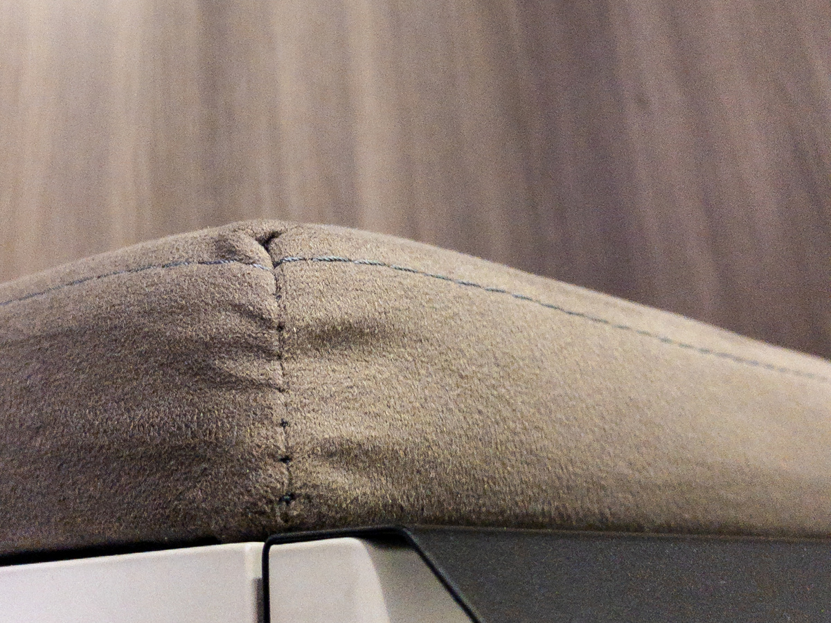 Мягкое сиденье в шоколадном оттенке точно по размерам ниши в шкафу!