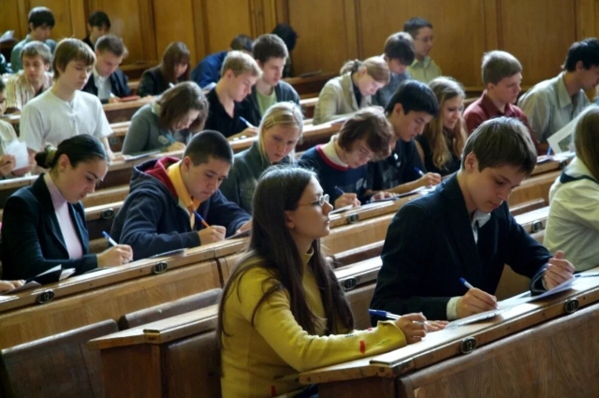    Очень рискованно выбирать непрофильные и невостребованные у работодателей направления в вузе (по рейтингу Минтруда) — можно недоучиться и остаться без диплома.