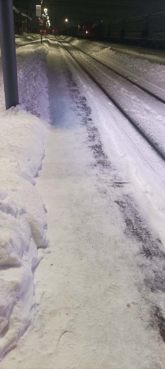 Вот так вот у нас чистят краешек платформы