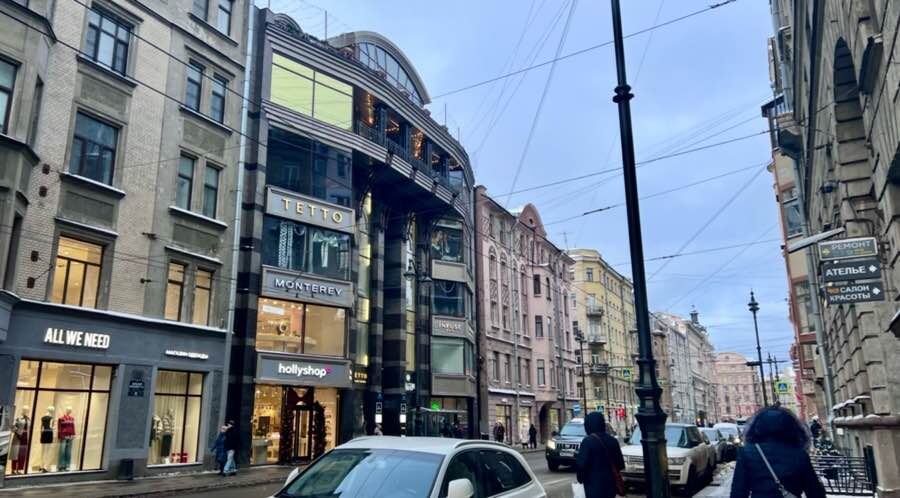 Здесь каждый поребрик хранит историю, а каждая парадная — ведёт к маленьким гастрономическим открытиям. Ищем шаверму!  Фото автора канала