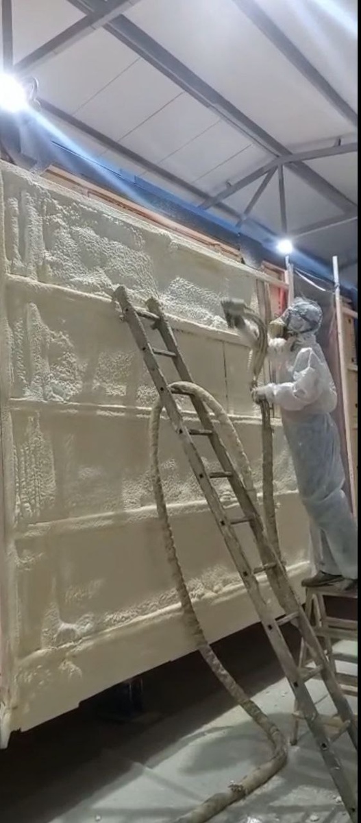 Стена, покрытая ровным слоем ППУ с закрытой ячейкой. Рядом — щуп, которым замеряют толщину. Ровно 150 мм