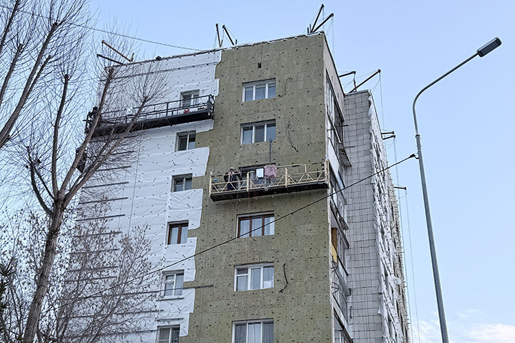    Помимо красоты, будет еще и тепло — стены утепляют плитами каменной ваты.   
Фото: Ева Малиновская