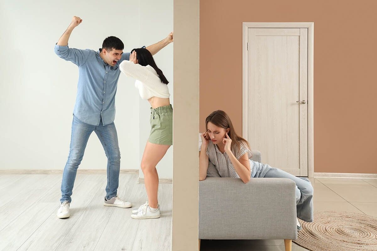 Соседи могут стать источником постоянного стресса. Источник: Pixel-Shot / Shutterstock / FOTODOM📷
