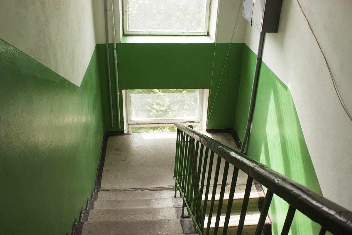 Подъезд может быть старым, но опрятным. Источник: WEB-DESIGN / Shutterstock / FOTODOM📷
