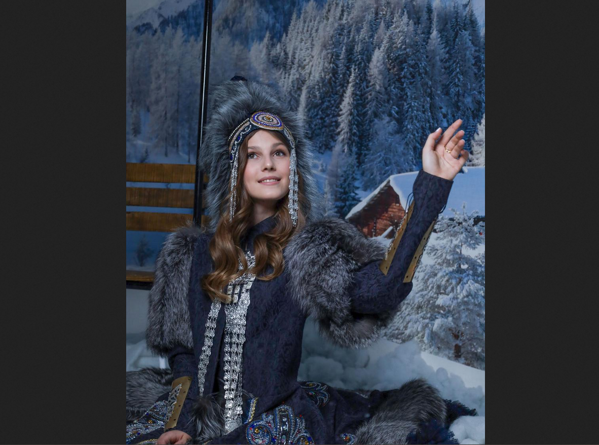 Арина Аулова в национальном якутском костюме. Фото из открытого источника в Яндексе