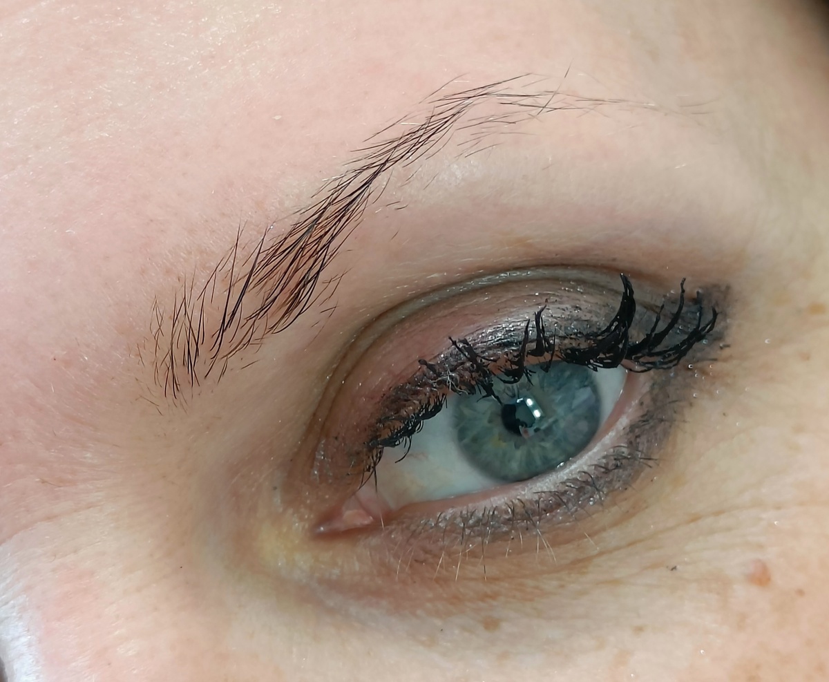 Наше до. У клиентки довольно редкие брови после перещипывания. На фото уже результат отращивания, изначально волосков в теле и хвостики брови не было, только пушки