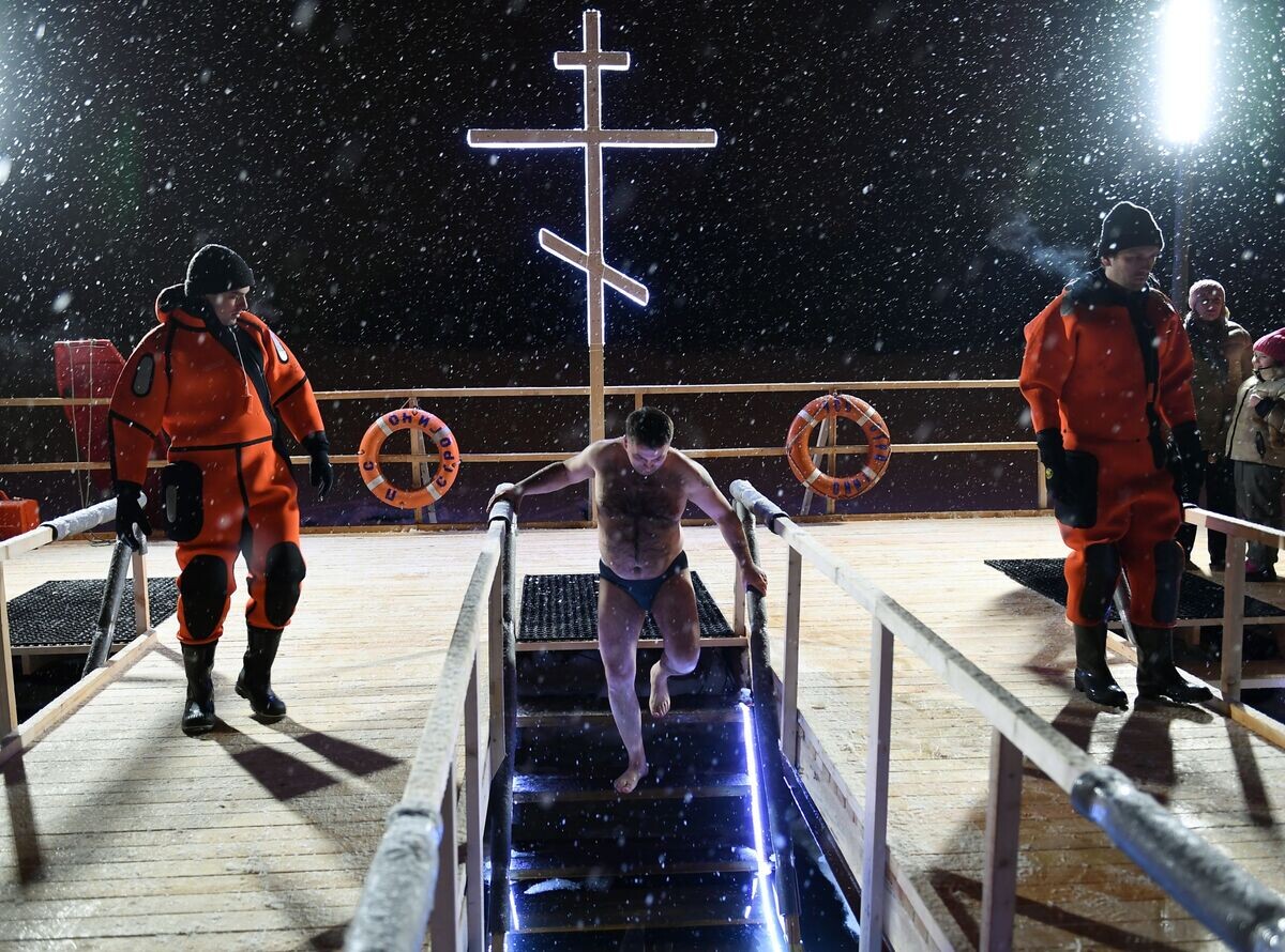    Работники Московской городской спасательной службы во время крещенских купаний верующих в Москве. 18 января 2019 | © РИА Новости / Екатерина Чеснокова