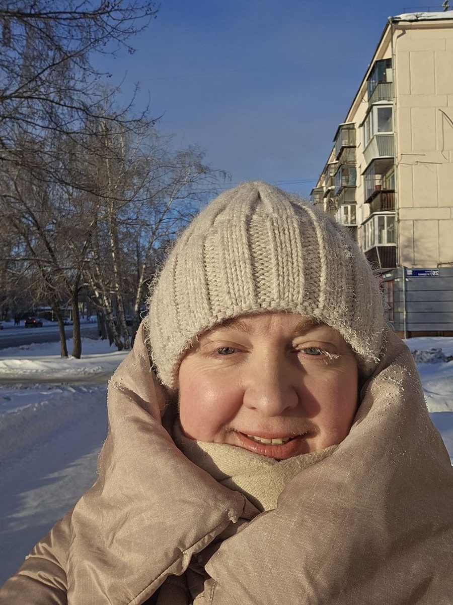 На улице мороз, но это не может остановить любителя походов по магазинам Секонд Хенд.