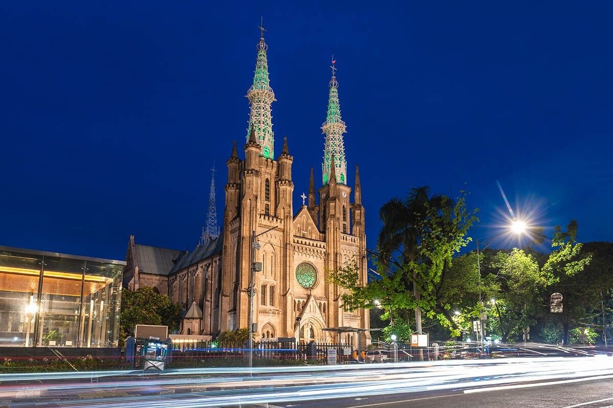 В столице, Джакарте, можно увидеть буквально пару достопримечательностей — например, католический собор. Источник: Richie Chan / Shutterstock / FOTODOM📷
