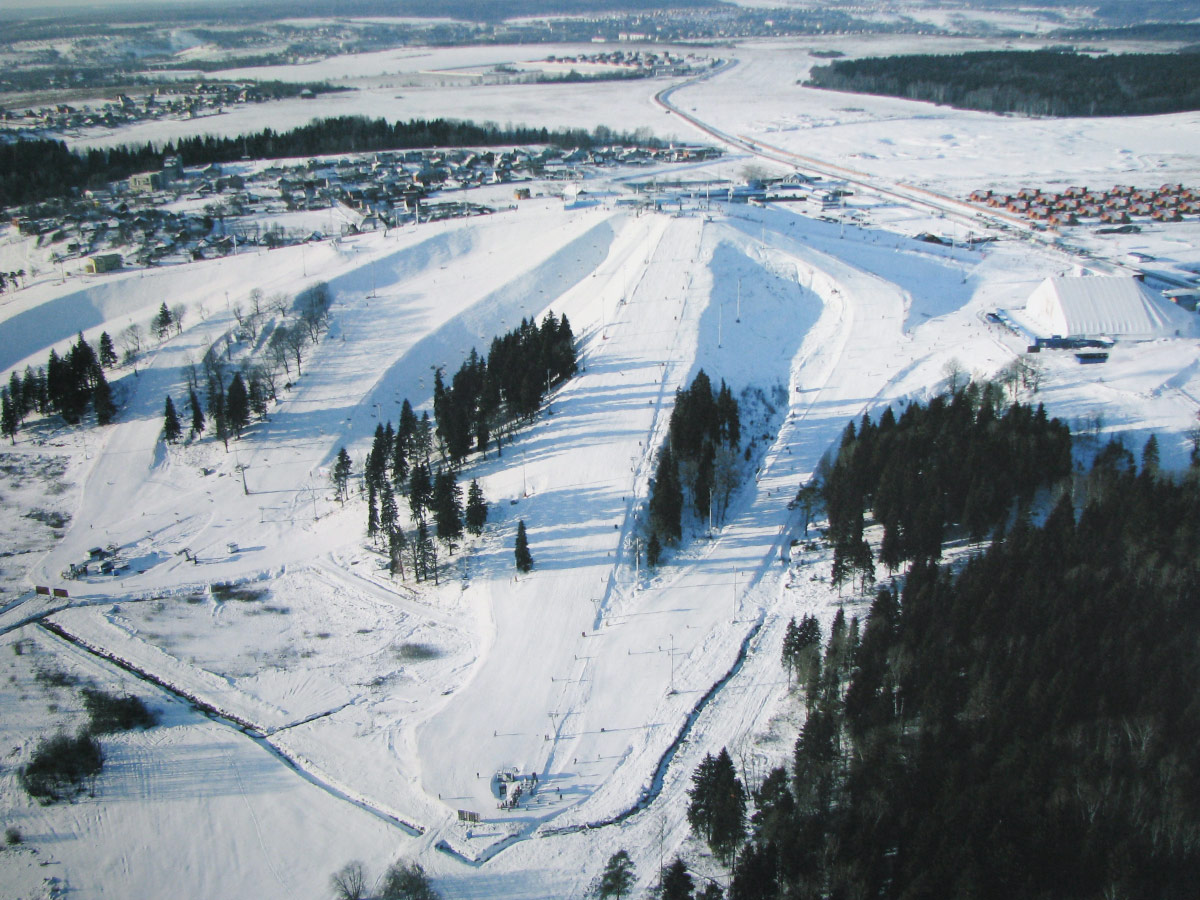 Источник: https://sport-marafon.ru/article/istoriya-gornolyzhnykh-kurortov-podmoskovya-sportivnyy-park-sorochany/