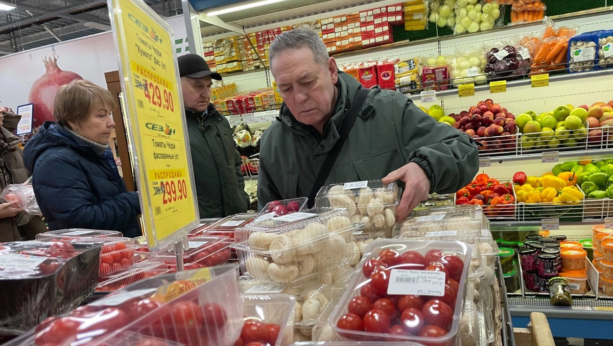 Помидоры подорожали за две недели на 13%. Фото: Валентин Антонов/ТАСС