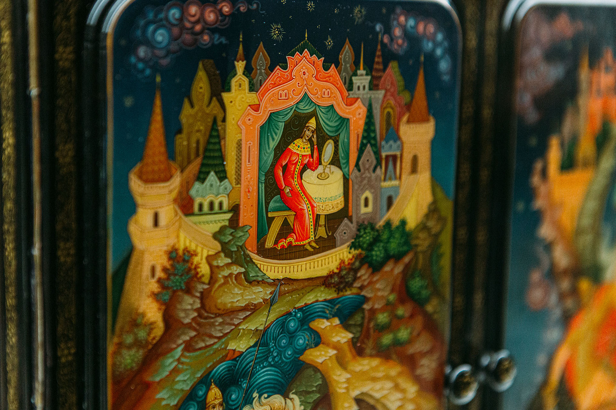    Экспозиция выставки «Лаки. Большая история в миниатюре: Федоскино, Палех, Мстёра и Холуй»