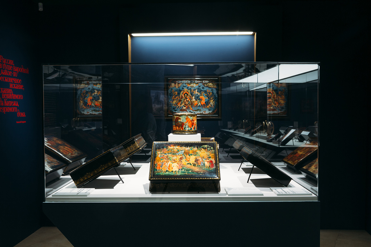    Экспозиция выставки «Лаки. Большая история в миниатюре: Федоскино, Палех, Мстёра и Холуй»