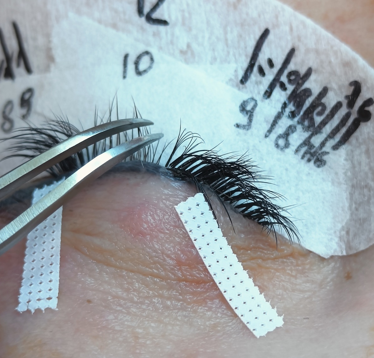 Так выглядит наращивание ресниц в процессе, на каждую родную.ресницу приклеиваем пучок из искусственных ресниц