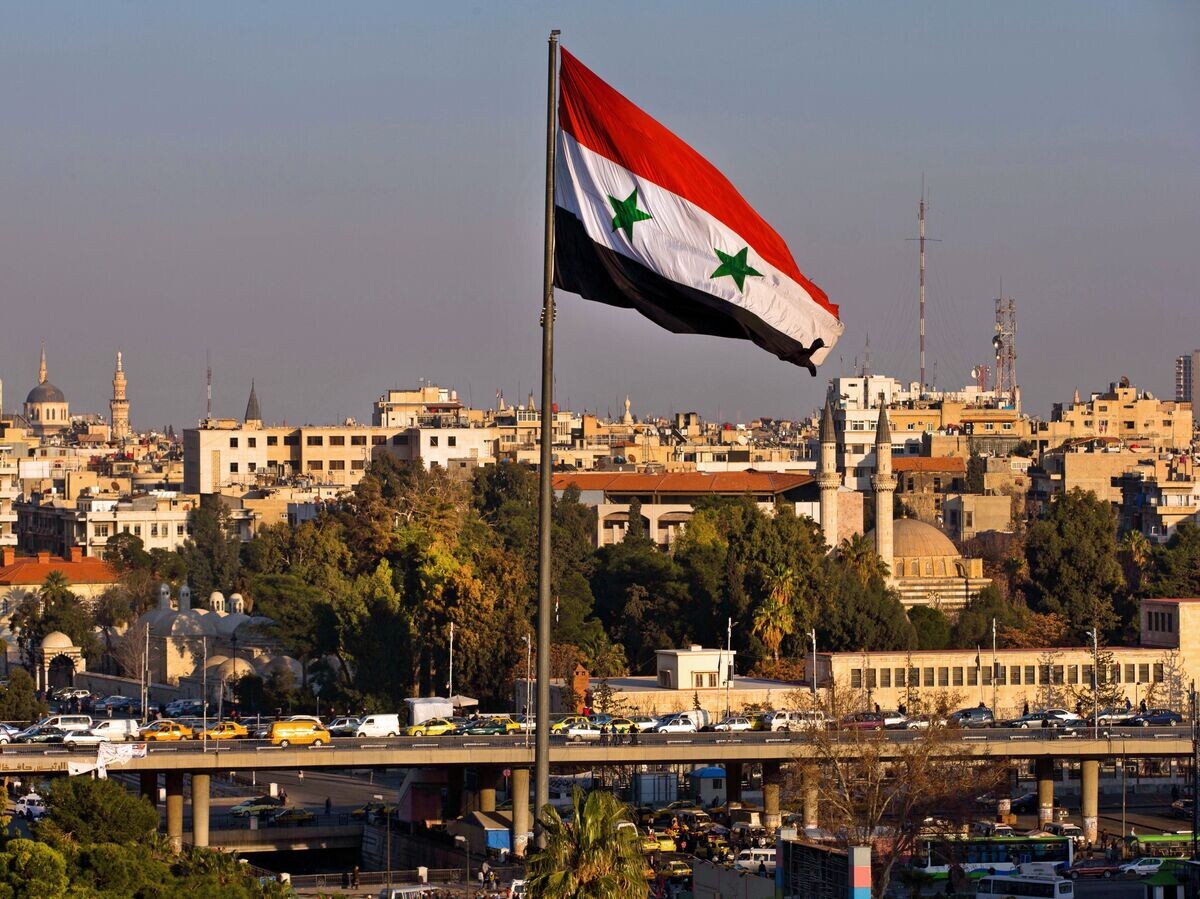    Флаг Сирии на улице Дамаска | © AP Photo / Hassan Ammar