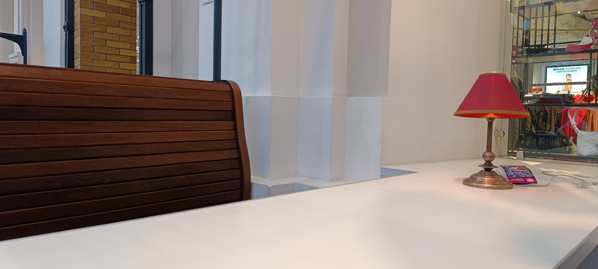 Столики в одном из кафе обородуваны как купе